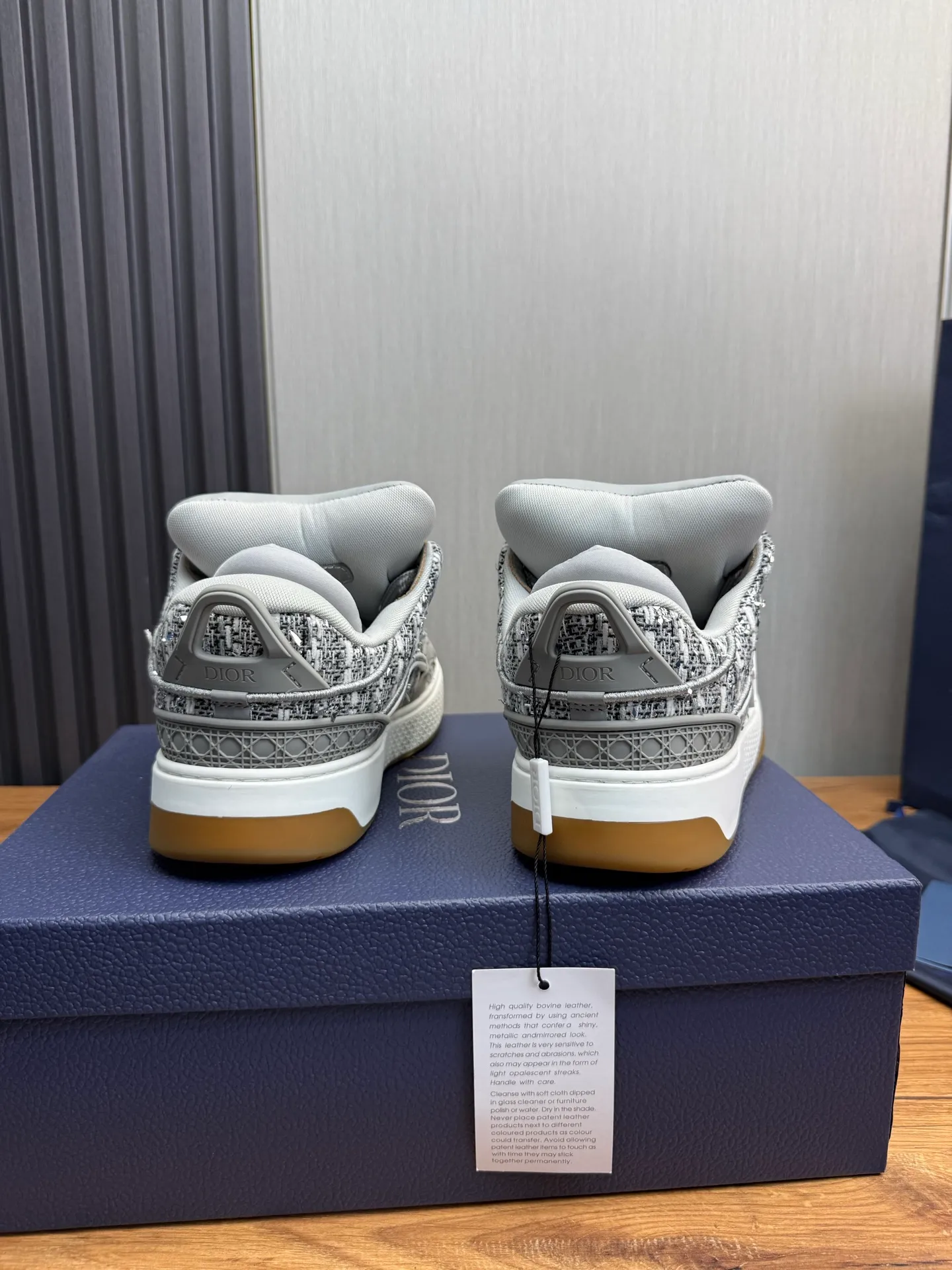 Men's shoes 💰800💰 Dior sneakers enrich the classic series with fashionable retro style. Carefully crafted, they can be paired with casual looks all year round. Dad Shoes style shoes that follow the trend of the retro market ▪️ Fabric: Original custom embroidered cowhide ▪️ Lining: Imported breathable mesh ▪️ Sole: Original molded non-slip outsole ▪️ Size: 38-45 (45 is custom-made and cannot be returned)